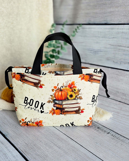 Alva Bag Book Lover mit Büchern, Kürbissen und Sonnenblumen, handgenähte Projekttasche von Nadelmikado aus Deutschland