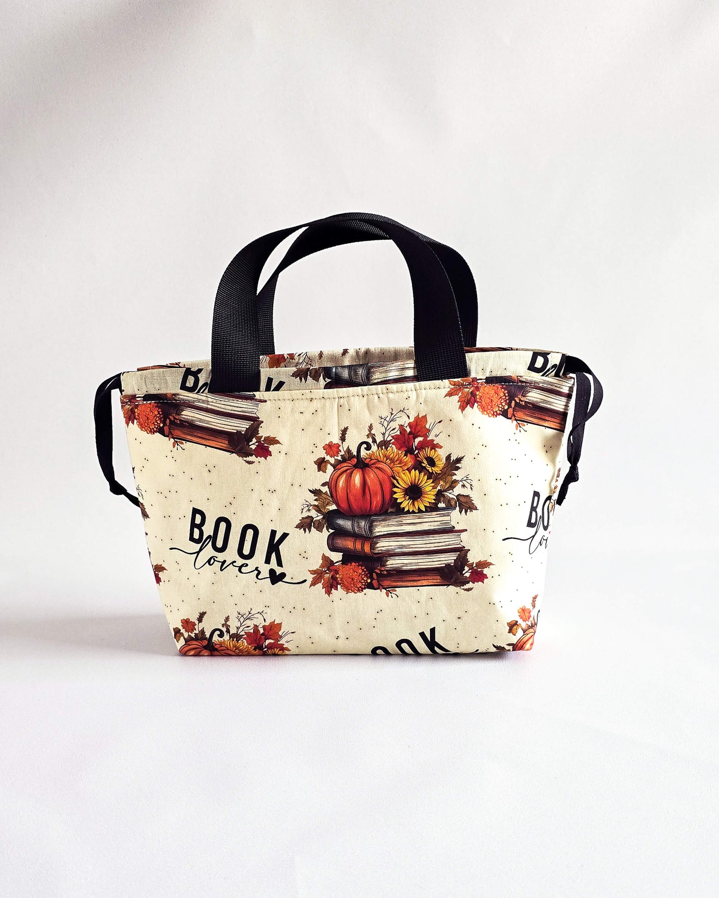 Alva Bag Book Lover mit Büchern, Kürbissen und Sonnenblumen, handgenähte Projekttasche von Nadelmikado aus Deutschland
