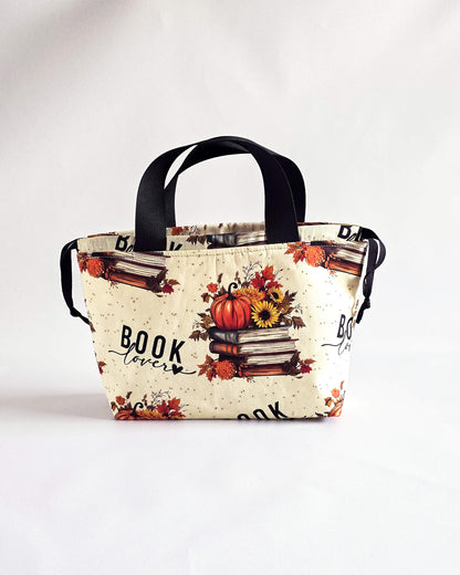 Alva Bag Book Lover mit Büchern, Kürbissen und Sonnenblumen, handgenähte Projekttasche von Nadelmikado aus Deutschland