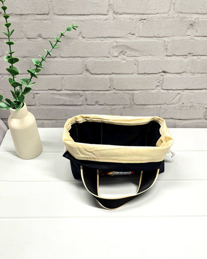 Alva Bag schwarze Canvas Projekttasche mit Wichtel Stickerei, handgenäht in Bayern von Nadelmikado