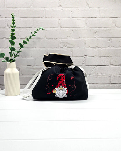 Alva Bag schwarze Canvas Projekttasche mit Wichtel Stickerei, handgenäht in Bayern von Nadelmikado