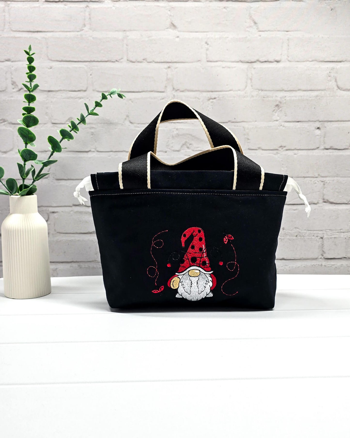 Alva Bag schwarze Canvas Projekttasche mit Wichtel Stickerei, handgenäht in Bayern von Nadelmikado