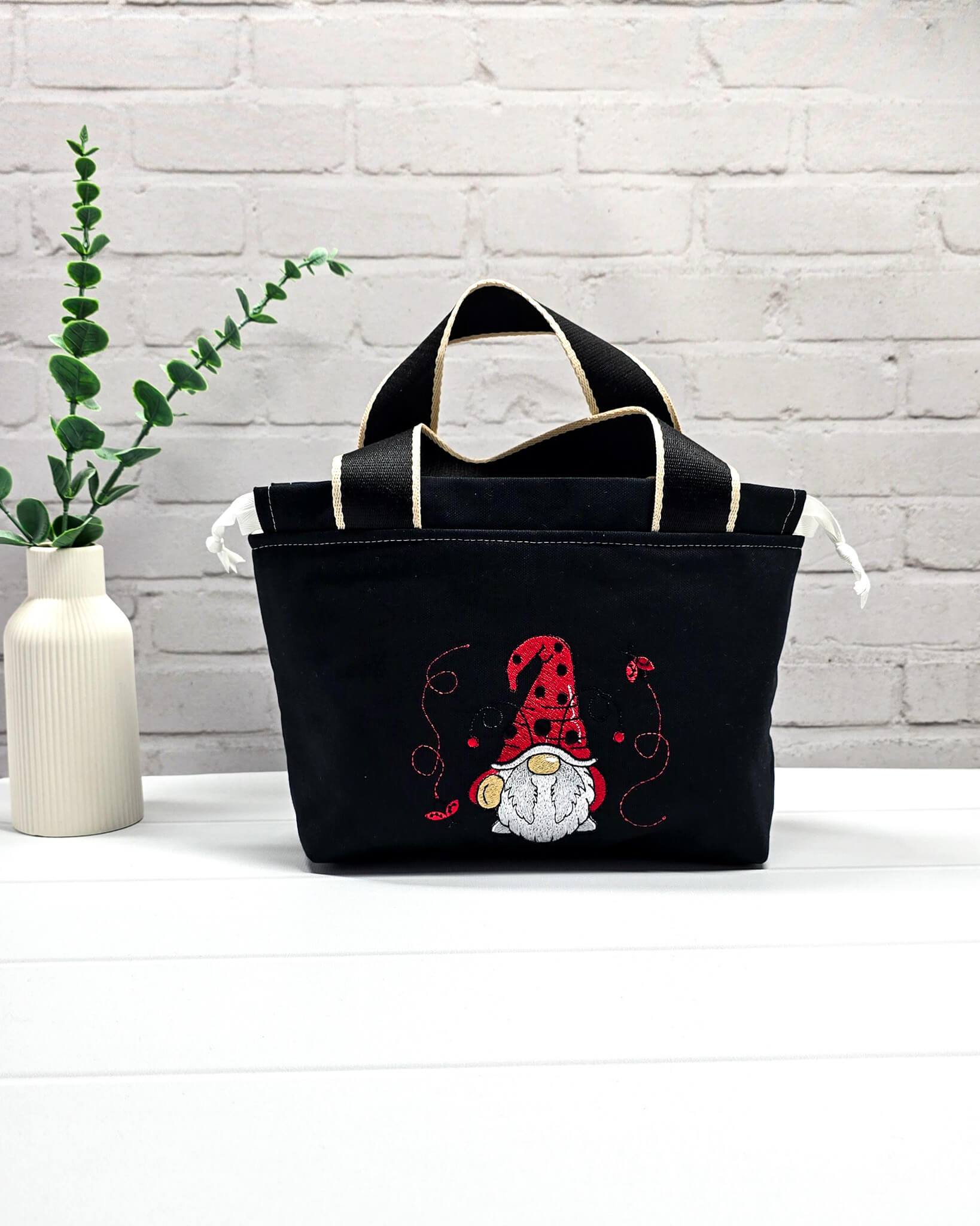 Alva Bag schwarze Canvas Projekttasche mit Wichtel Stickerei, handgenäht in Bayern von Nadelmikado