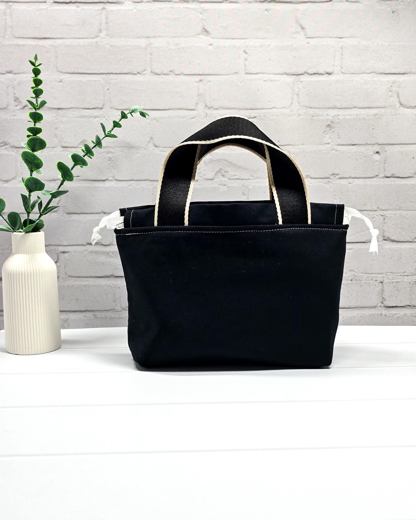 Alva Bag schwarze Canvas Projekttasche mit Wichtel Stickerei, handgenäht in Bayern von Nadelmikado