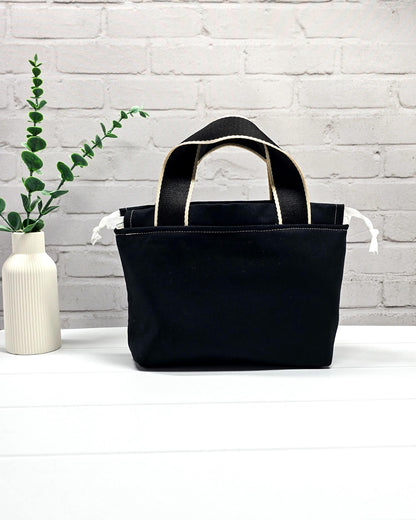 Alva Bag schwarze Canvas Projekttasche mit Wichtel Stickerei, handgenäht in Bayern von Nadelmikado