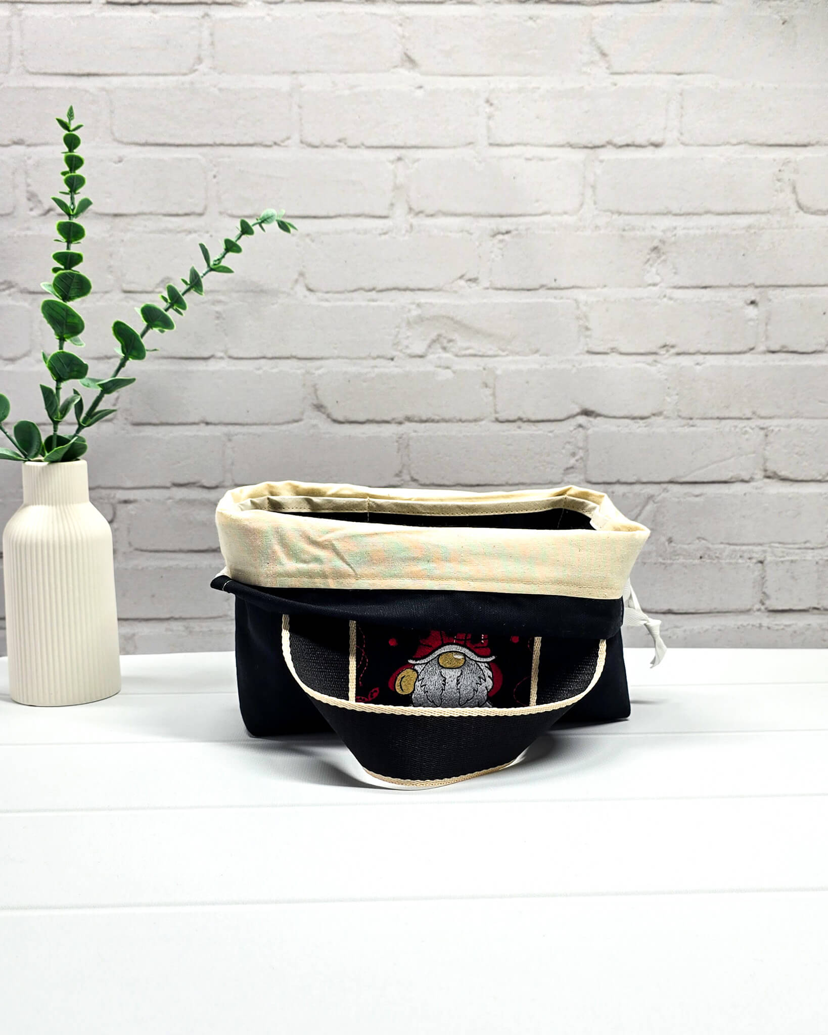 Alva Bag schwarze Canvas Projekttasche mit Wichtel Stickerei, handgenäht in Bayern von Nadelmikado