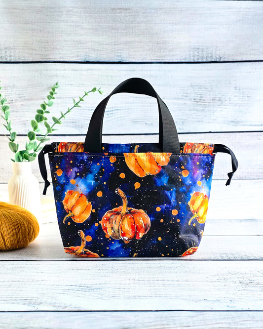 Alva Bag Cosmic Pumpkin – Projekttasche mit leuchtenden Kürbissen auf dunkelblauem Grund, handgenäht in Bayern von Nadelmikado
