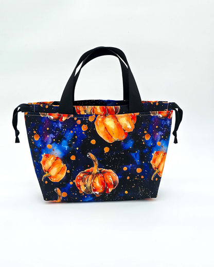 Alva Bag Cosmic Pumpkin – Projekttasche mit leuchtenden Kürbissen auf dunkelblauem Grund, handgenäht in Bayern von Nadelmikado