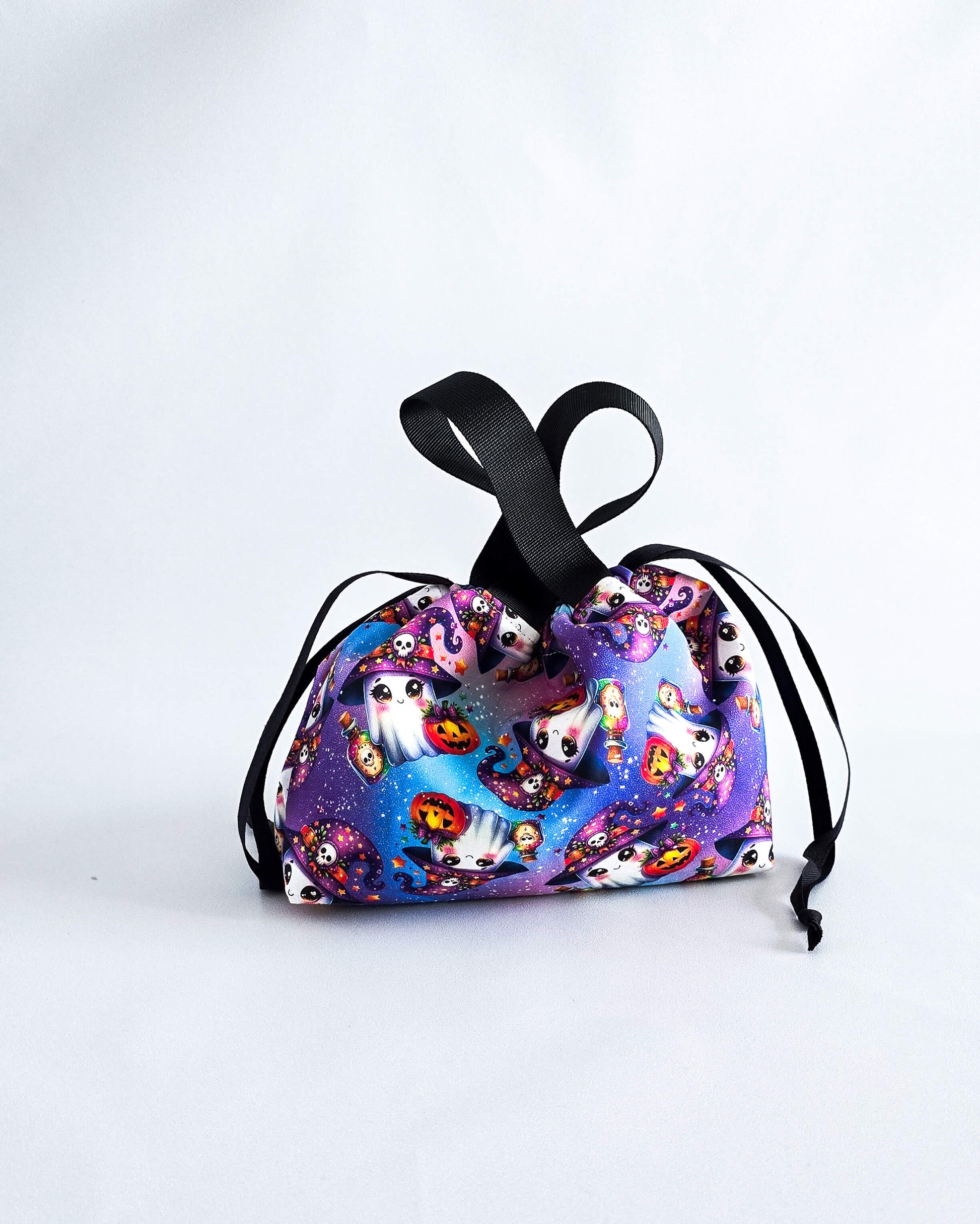 Alva Bag Kawaii Ghosts, handgenähte Projekttasche mit süßen Halloween-Geistern von Nadelmikado aus Deutschland