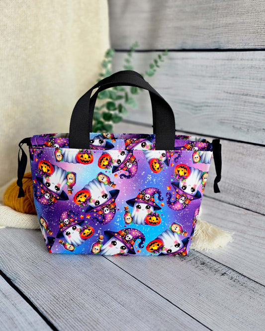 Alva Bag Kawaii Ghosts, handgenähte Projekttasche mit süßen Halloween-Geistern von Nadelmikado aus Deutschland