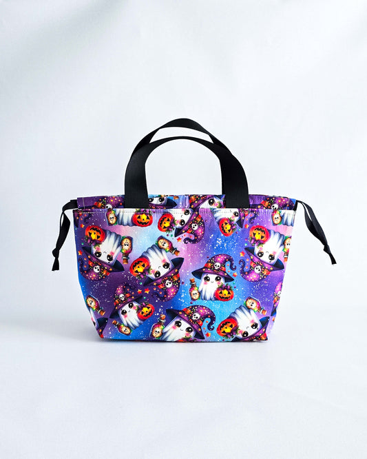 Alva Bag Kawaii Ghosts, handgenähte Projekttasche mit süßen Halloween-Geistern von Nadelmikado aus Deutschland