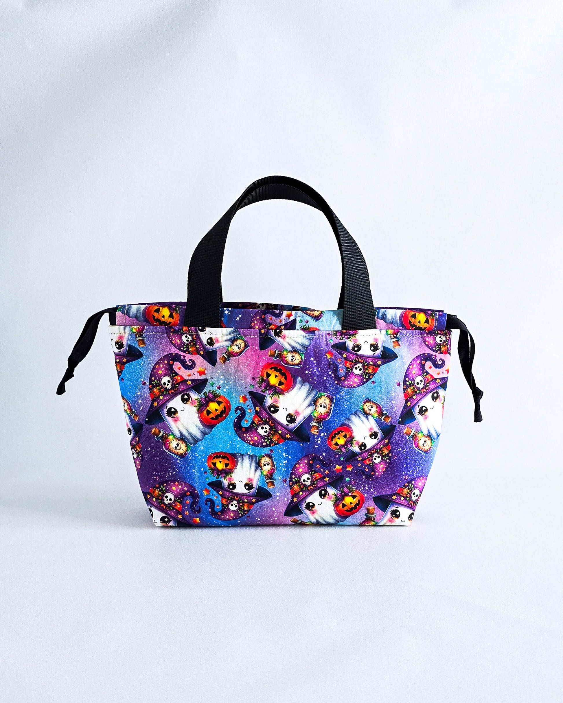 Alva Bag Kawaii Ghosts, handgenähte Projekttasche mit süßen Halloween-Geistern von Nadelmikado aus Deutschland
