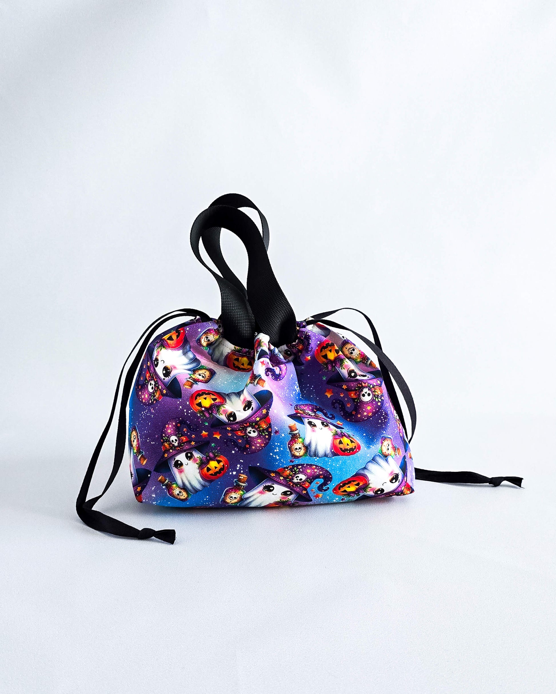 Alva Bag Kawaii Ghosts, handgenähte Projekttasche mit süßen Halloween-Geistern von Nadelmikado aus Deutschland