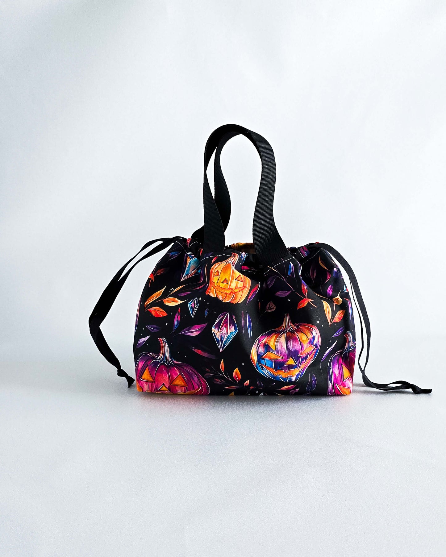 Alva Bag Neon Pumpkin, handgenähte Projekttasche mit bunten Kürbissen in Orange, Pink und Lila, aus Bayern von Nadelmikado