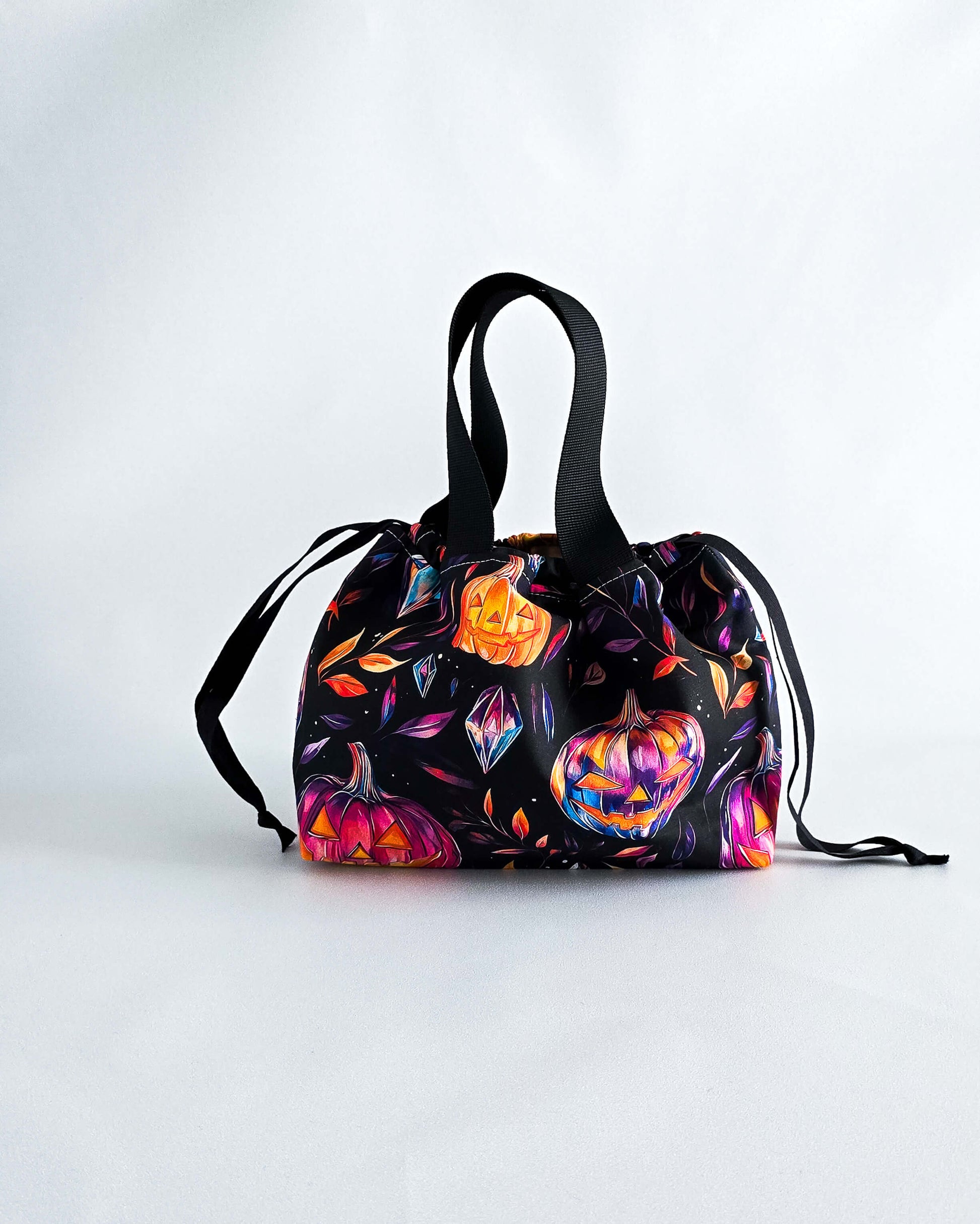 Alva Bag Neon Pumpkin, handgenähte Projekttasche mit bunten Kürbissen in Orange, Pink und Lila, aus Bayern von Nadelmikado