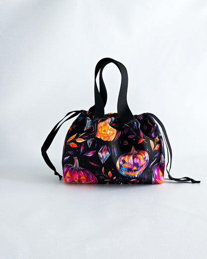 Alva Bag Neon Pumpkin, handgenähte Projekttasche mit bunten Kürbissen in Orange, Pink und Lila, aus Bayern von Nadelmikado