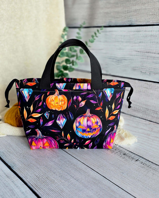 Alva Bag Neon Pumpkin, handgenähte Projekttasche mit bunten Kürbissen in Orange, Pink und Lila, aus Bayern von Nadelmikado