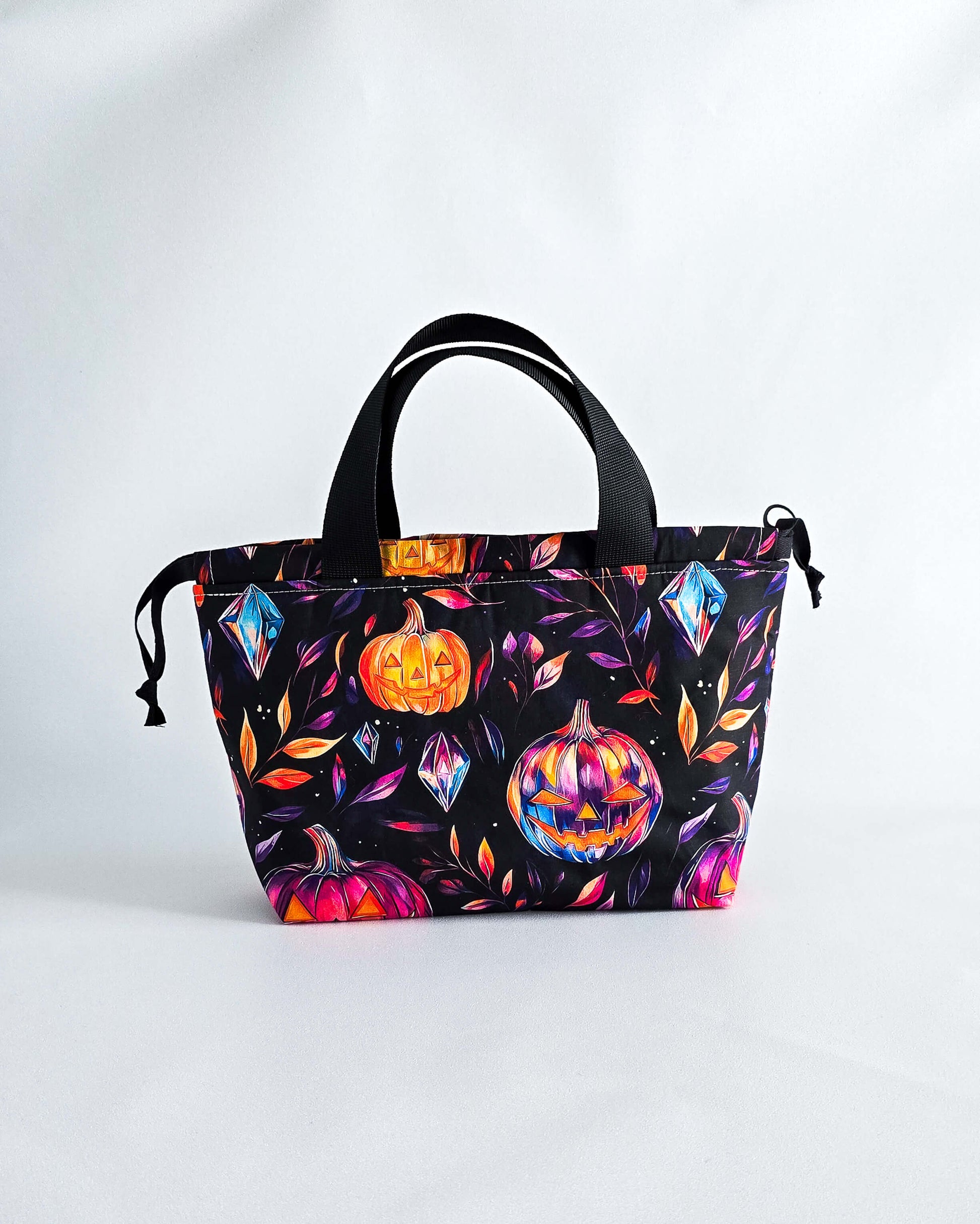 Alva Bag Neon Pumpkin, handgenähte Projekttasche mit bunten Kürbissen in Orange, Pink und Lila, aus Bayern von Nadelmikado