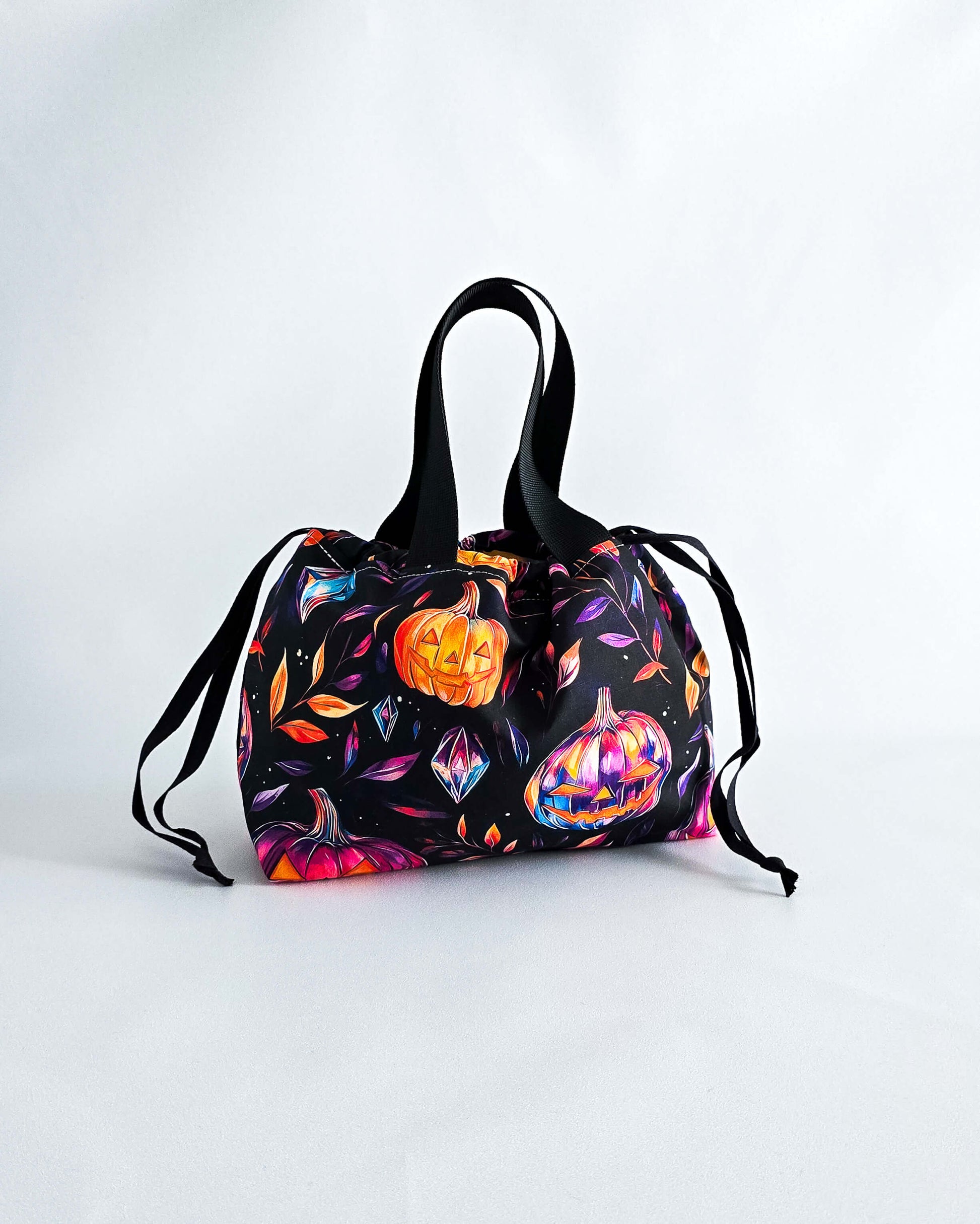 Alva Bag Neon Pumpkin, handgenähte Projekttasche mit bunten Kürbissen in Orange, Pink und Lila, aus Bayern von Nadelmikado
