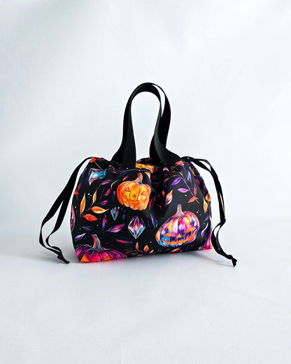 Alva Bag Neon Pumpkin, handgenähte Projekttasche mit bunten Kürbissen in Orange, Pink und Lila, aus Bayern von Nadelmikado