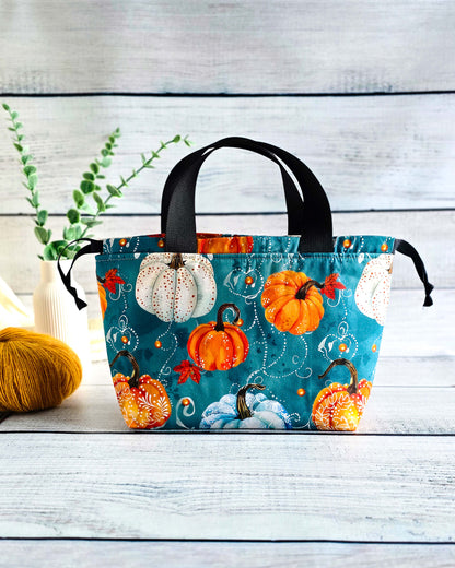 Alva Bag Pumpkin Season – Projekttasche mit Kürbissen in Orange und Blau, handgenäht in Bayern von Nadelmikado