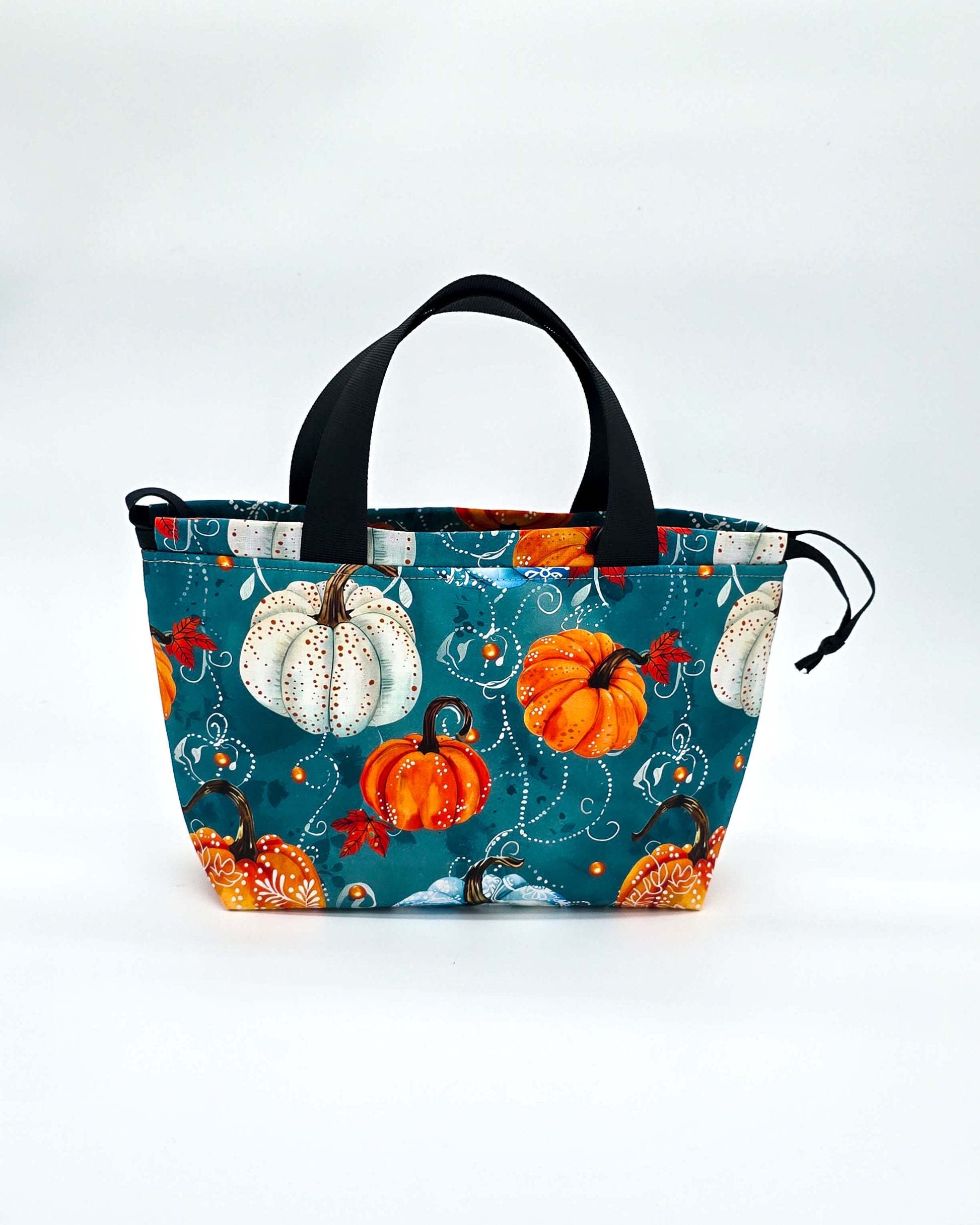 Alva Bag Pumpkin Season – Projekttasche mit Kürbissen in Orange und Blau, handgenäht in Bayern von Nadelmikado