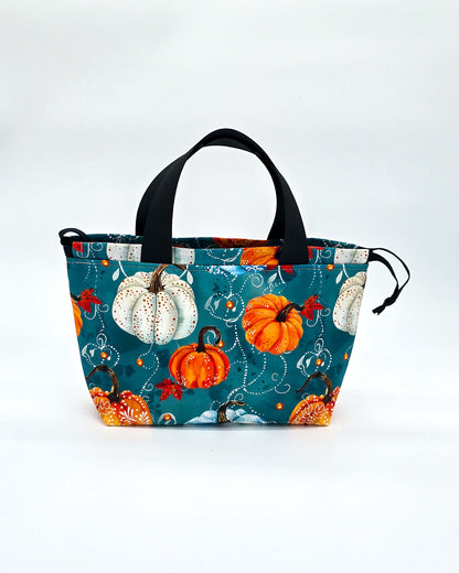 Alva Bag Pumpkin Season – Projekttasche mit Kürbissen in Orange und Blau, handgenäht in Bayern von Nadelmikado