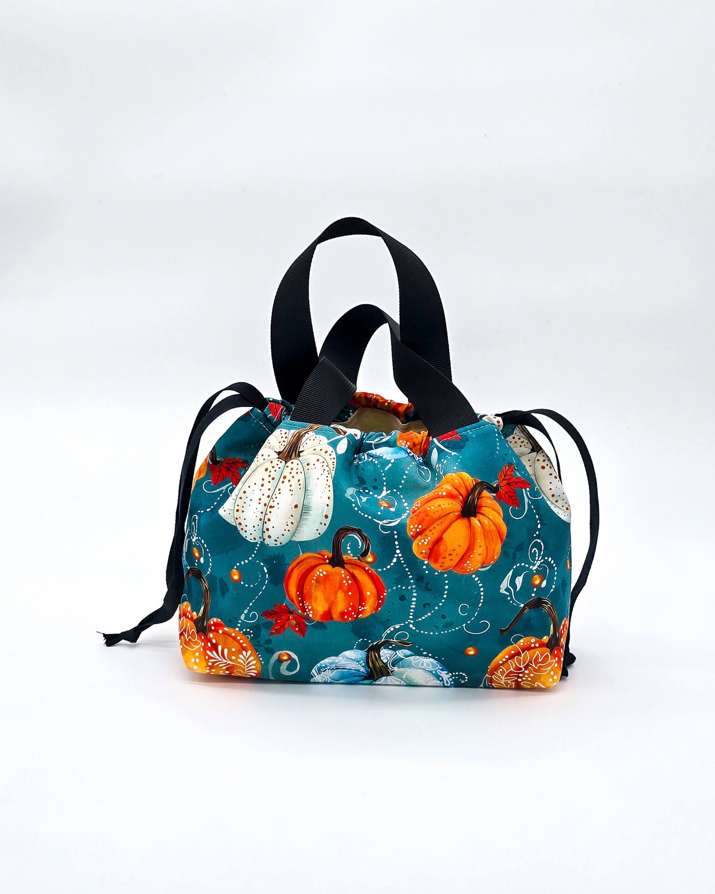 Alva Bag Pumpkin Season – Projekttasche mit Kürbissen in Orange und Blau, handgenäht in Bayern von Nadelmikado
