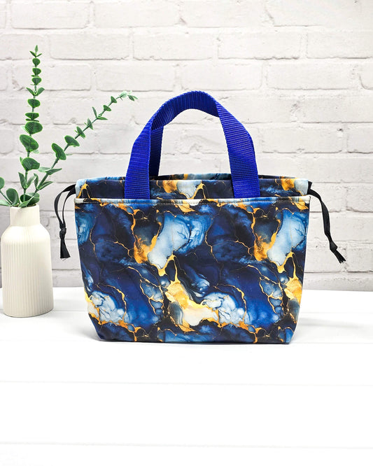 Alva Bag S mit blau-goldenem Marmormuster, kleine Projekttasche für Sockenprojekte, handgenäht in Bayern von Nadelmikado