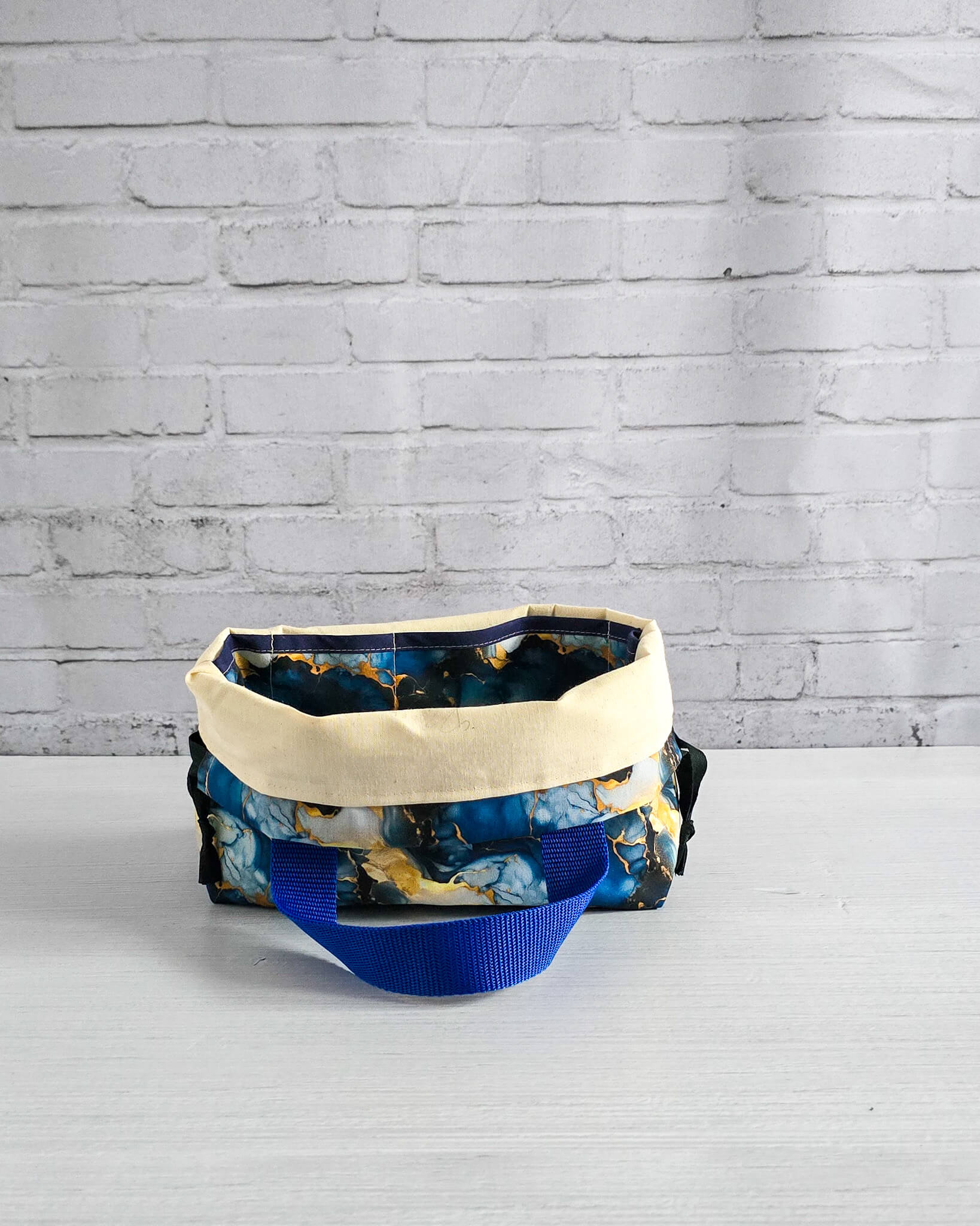 Alva Bag S mit blau-goldenem Marmormuster, kleine Projekttasche für Sockenprojekte, handgenäht in Bayern von Nadelmikado