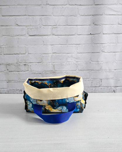 Alva Bag S mit blau-goldenem Marmormuster, kleine Projekttasche für Sockenprojekte, handgenäht in Bayern von Nadelmikado