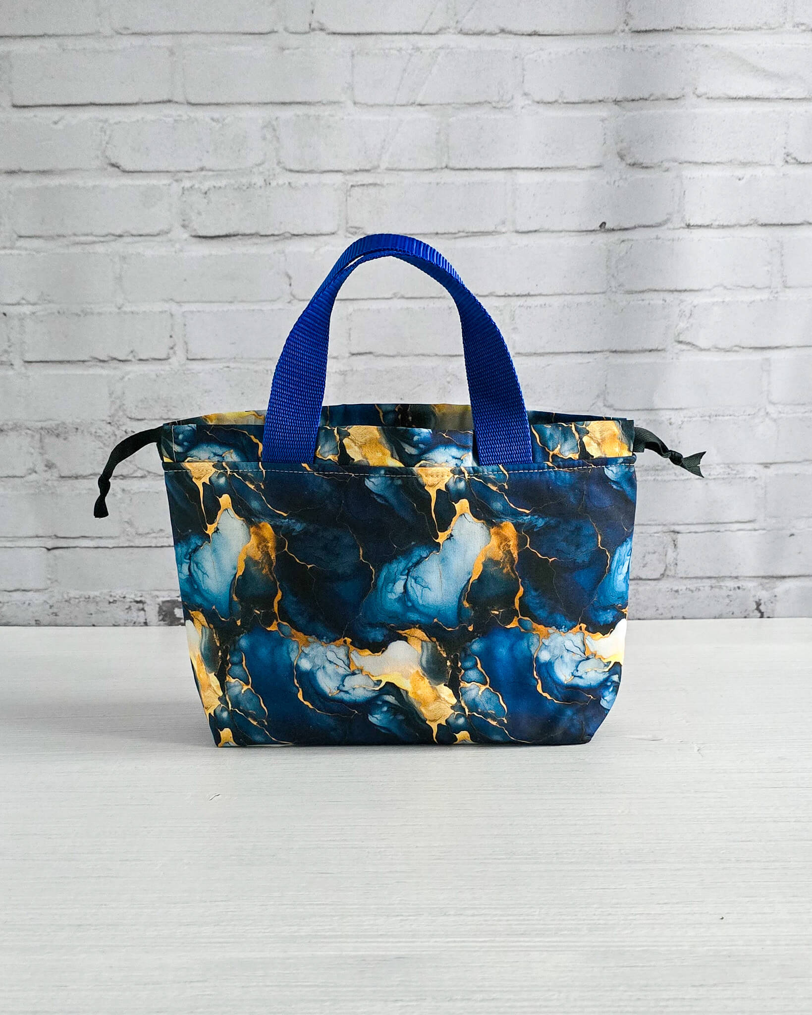 Alva Bag S mit blau-goldenem Marmormuster, kleine Projekttasche für Sockenprojekte, handgenäht in Bayern von Nadelmikado