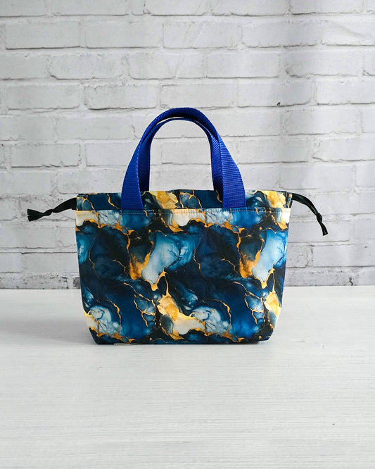 Alva Bag S mit blau-goldenem Marmormuster, kleine Projekttasche für Sockenprojekte, handgenäht in Bayern von Nadelmikado