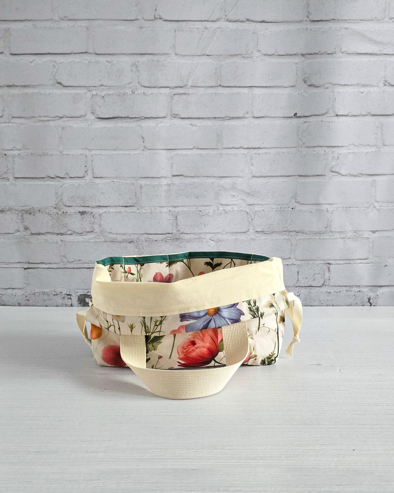 Alva Bag S kleine Projekttasche Blumenmotiv - handgenäht in Bayern von Nadelmikado 