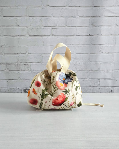 Alva Bag S kleine Projekttasche Blumenmotiv - handgenäht in Bayern von Nadelmikado 