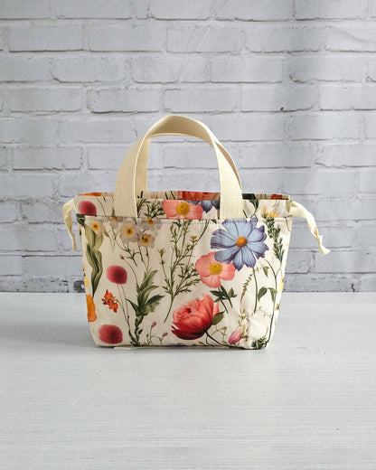 Alva Bag S kleine Projekttasche Blumenmotiv - handgenäht in Bayern von Nadelmikado 