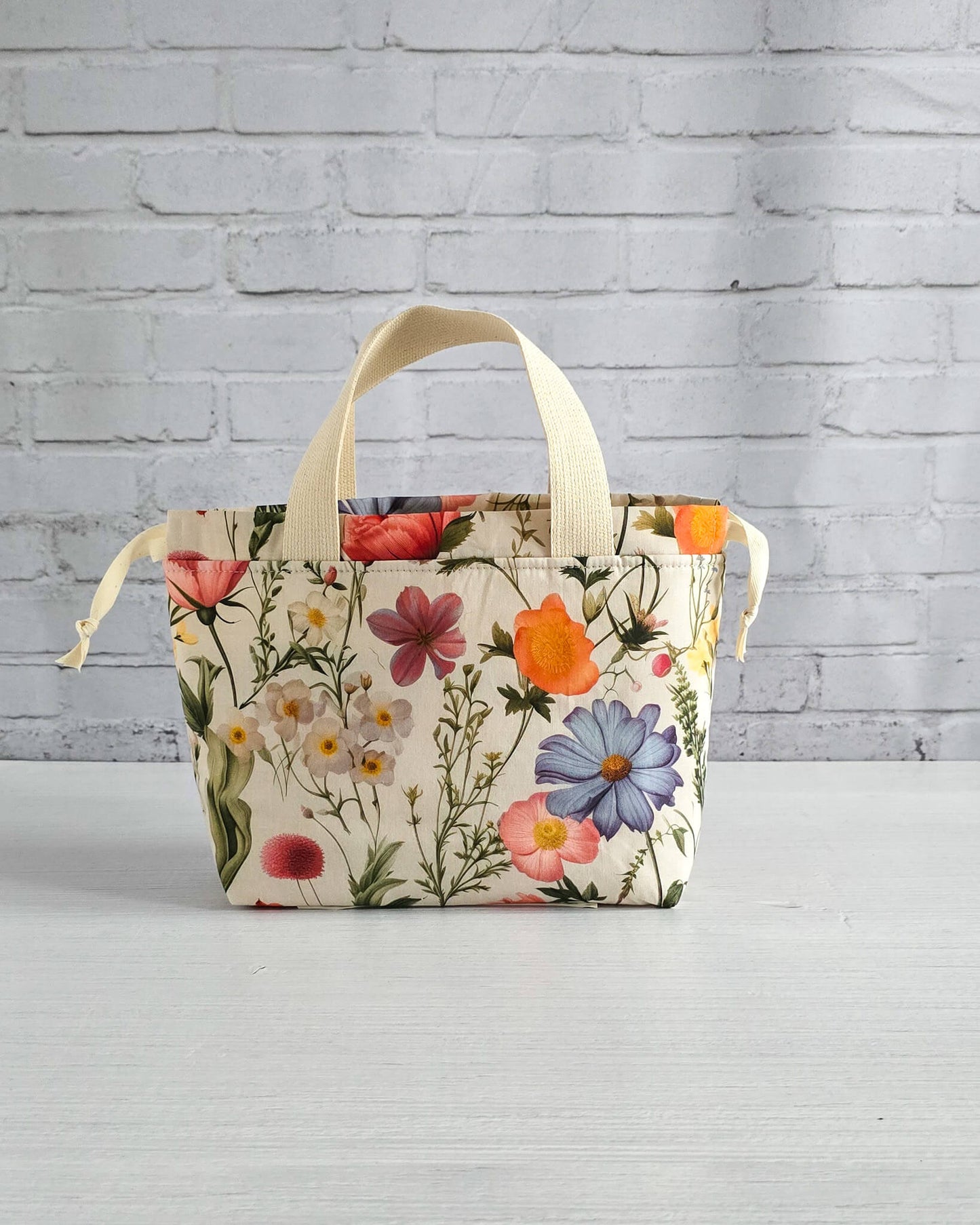 Alva Bag S kleine Projekttasche Blumenmotiv - handgenäht in Bayern von Nadelmikado 