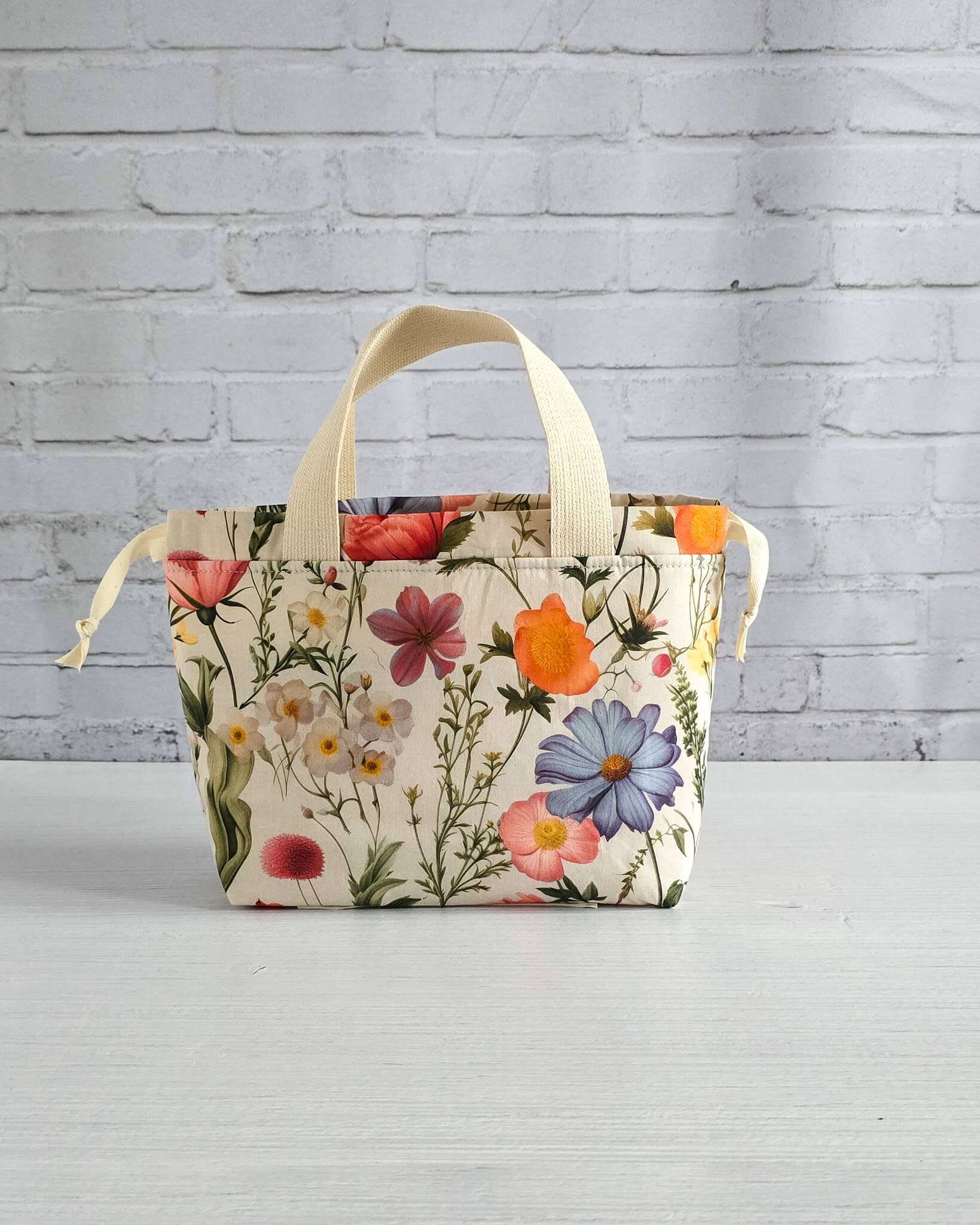 Alva Bag S kleine Projekttasche Blumenmotiv - handgenäht in Bayern von Nadelmikado 