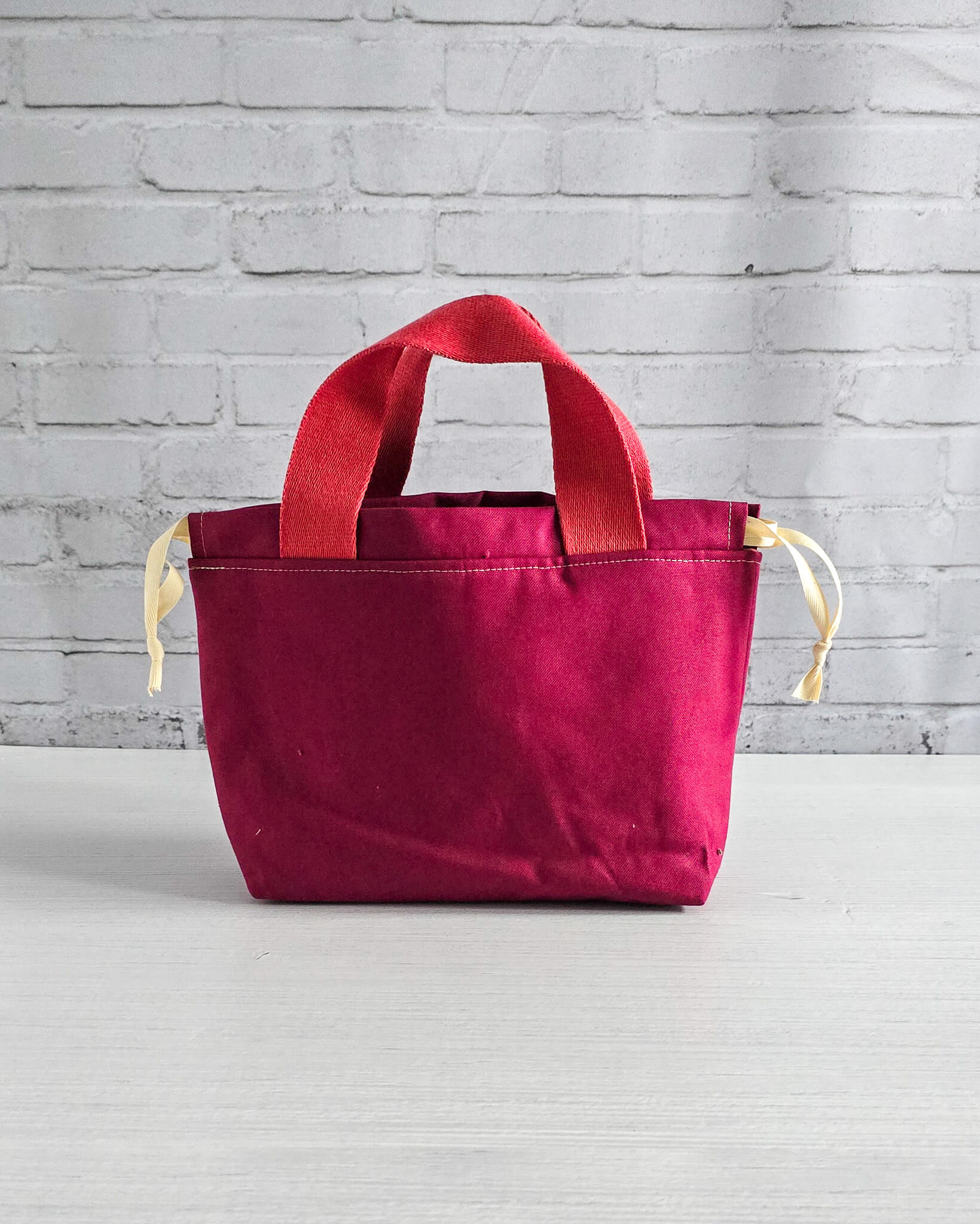 Projekttasche Alva S Canvas Beere - handgenäht in Bayern von Nadelmikado