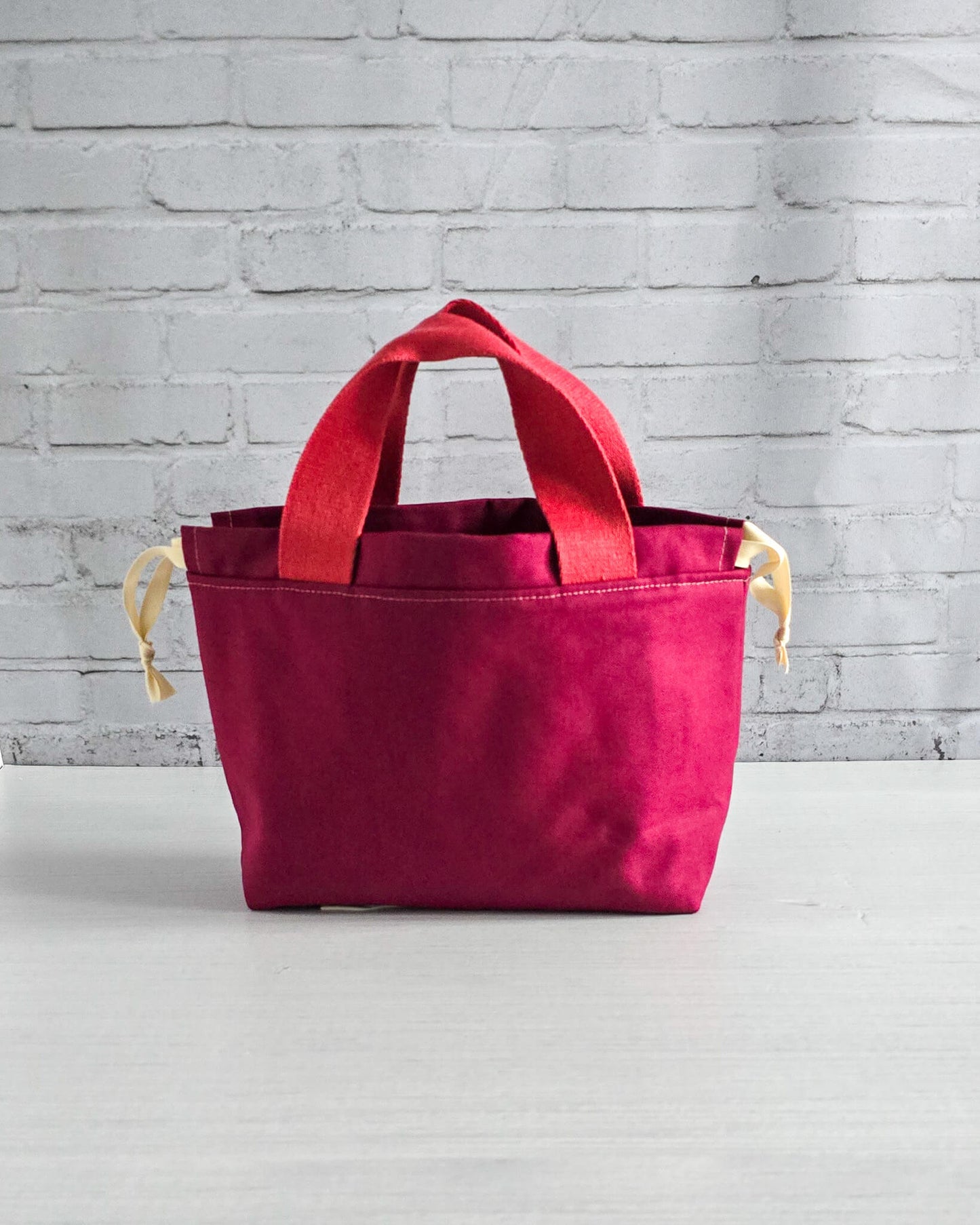 Projekttasche Alva S Canvas Beere - handgenäht in Bayern von Nadelmikado