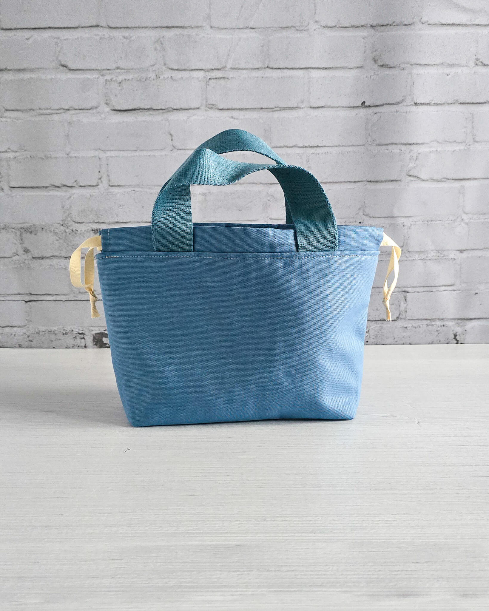 Alva Bag S aus Canvas in Blau – Projekttasche handgenäht in Bayern von Nadelmikado