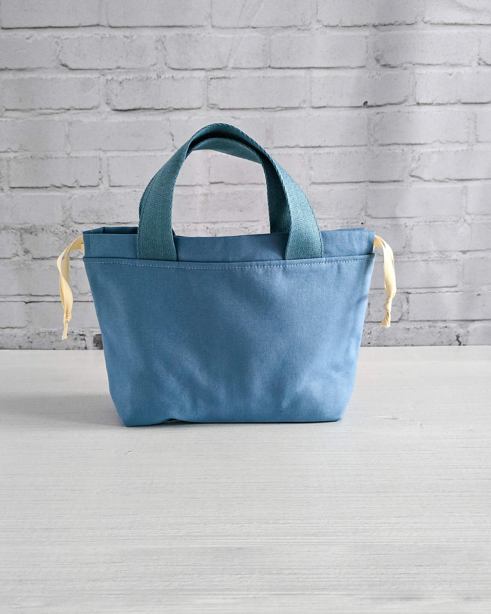 Alva Bag S aus Canvas in Blau – Projekttasche handgenäht in Bayern von Nadelmikado