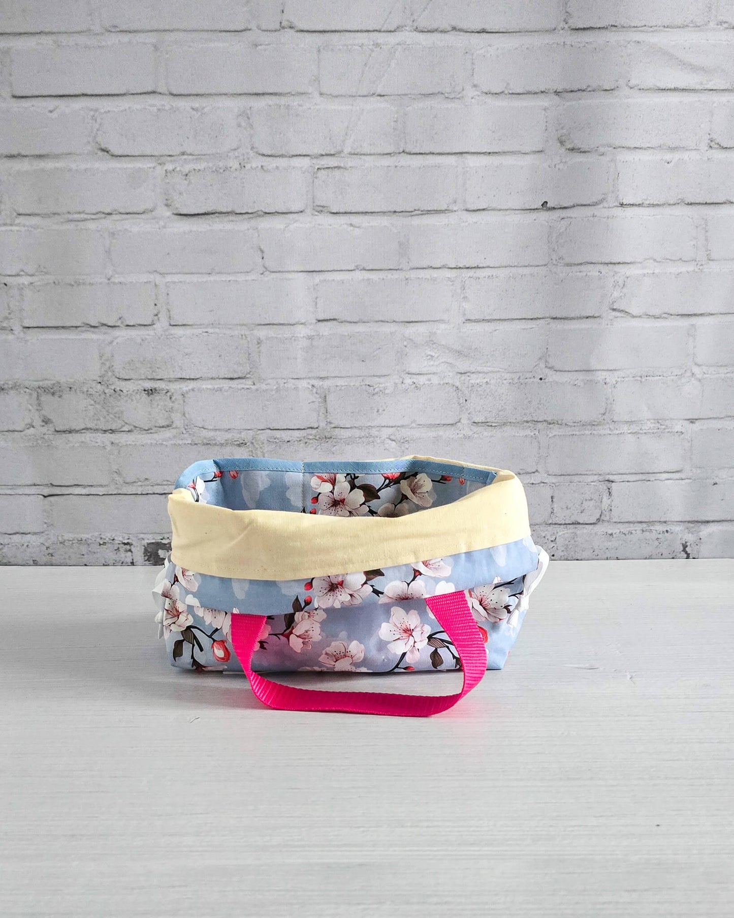 Alva Bag S Projekttasche Kirschblüten blau - handgenäht in Bayern von Nadelmikado