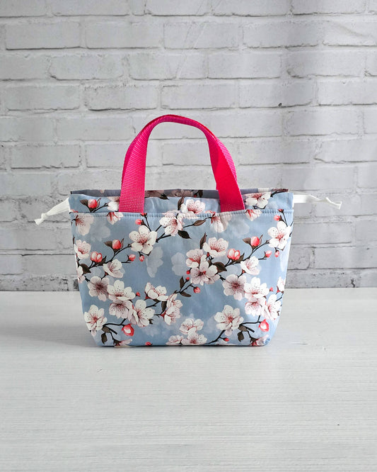 Alva Bag S Projekttasche Kirschblüten blau - handgenäht in Bayern von Nadelmikado