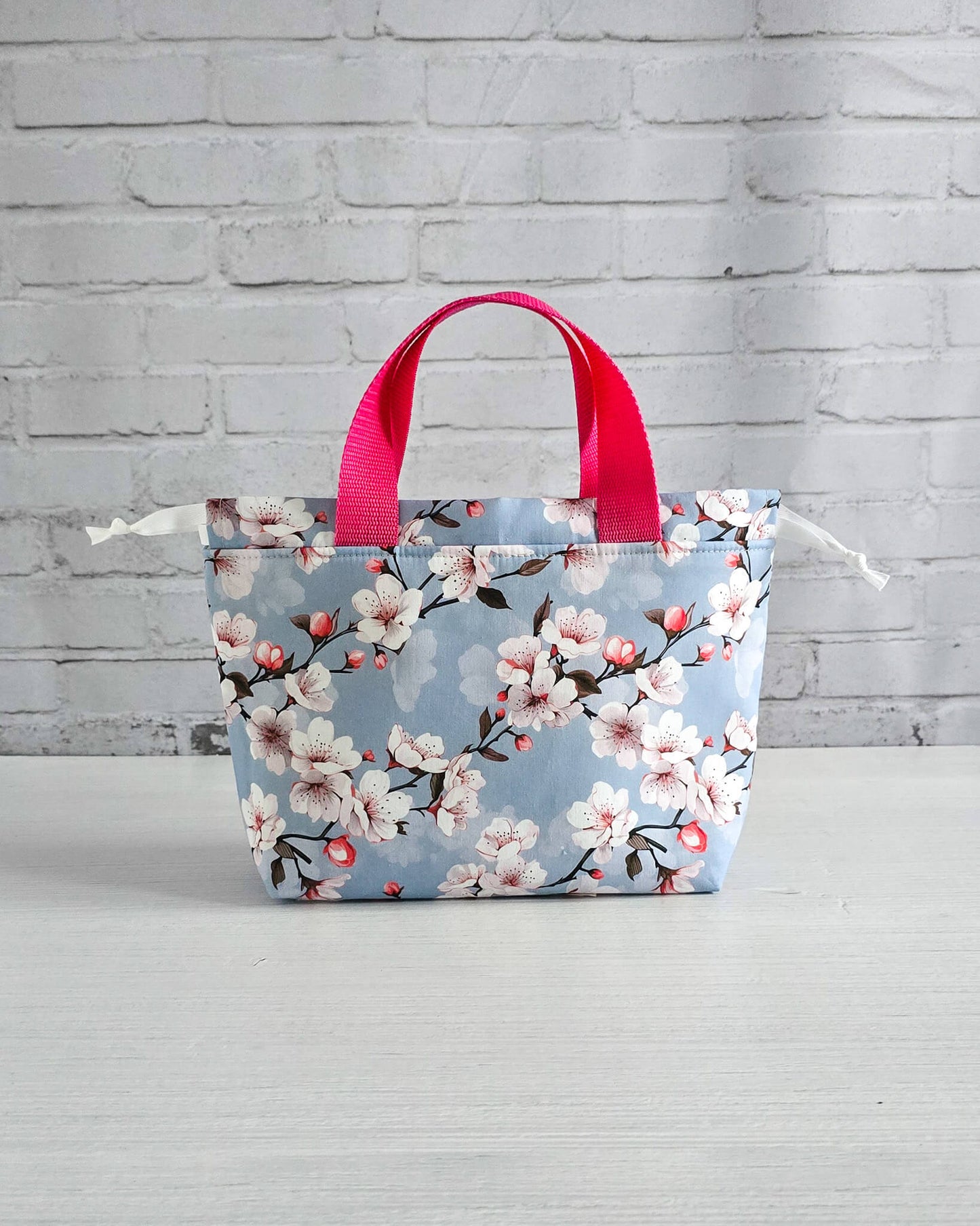 Alva Bag S Projekttasche Kirschblüten blau - handgenäht in Bayern von Nadelmikado