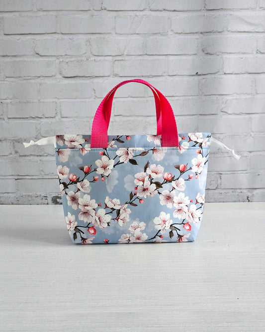 Alva Bag S Projekttasche Kirschblüten blau - handgenäht in Bayern von Nadelmikado