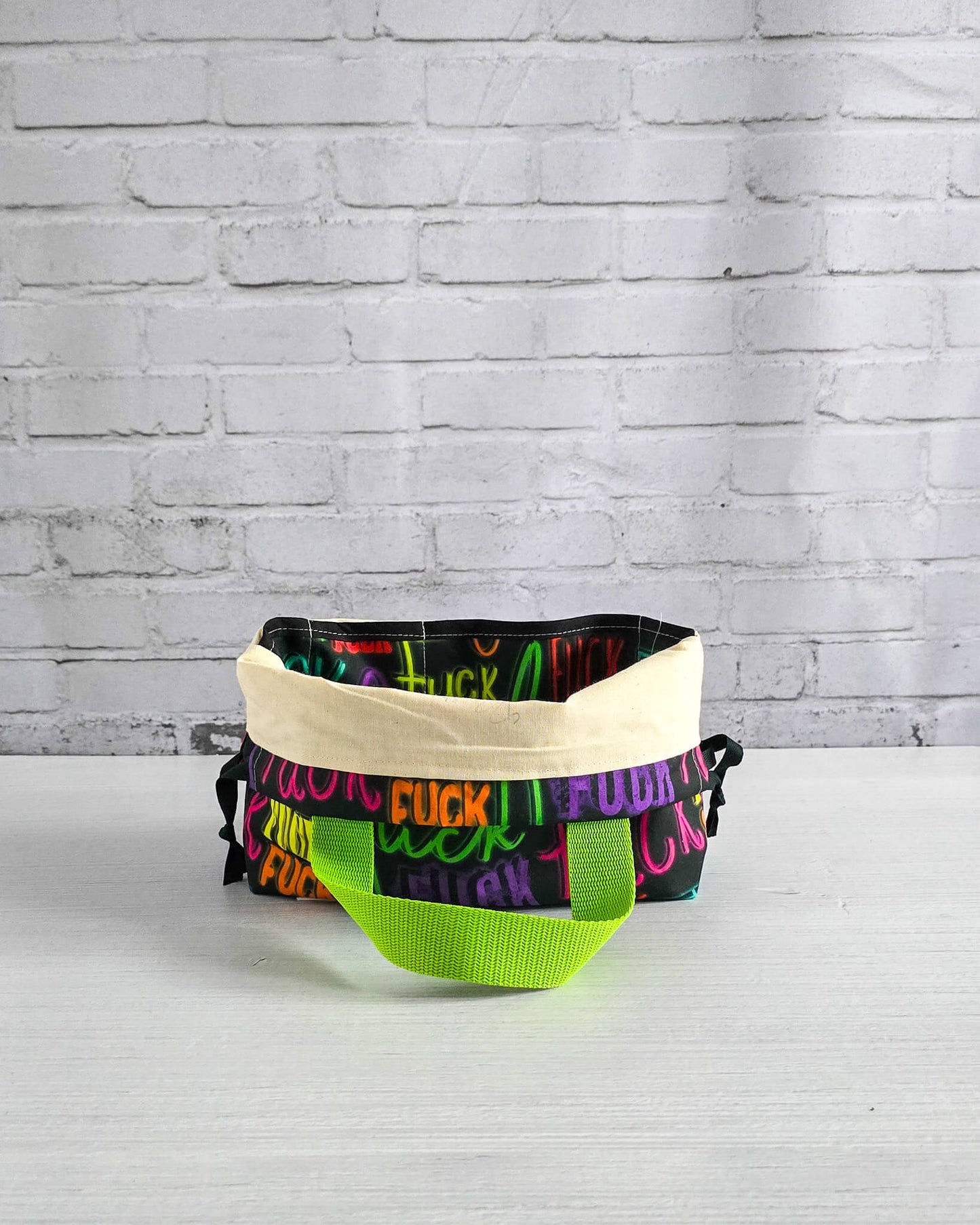 Alva Bag S mit Neon-Schriftzug, kleine Projekttasche für Strickprojekte, handgenäht in Bayern von Nadelmikado