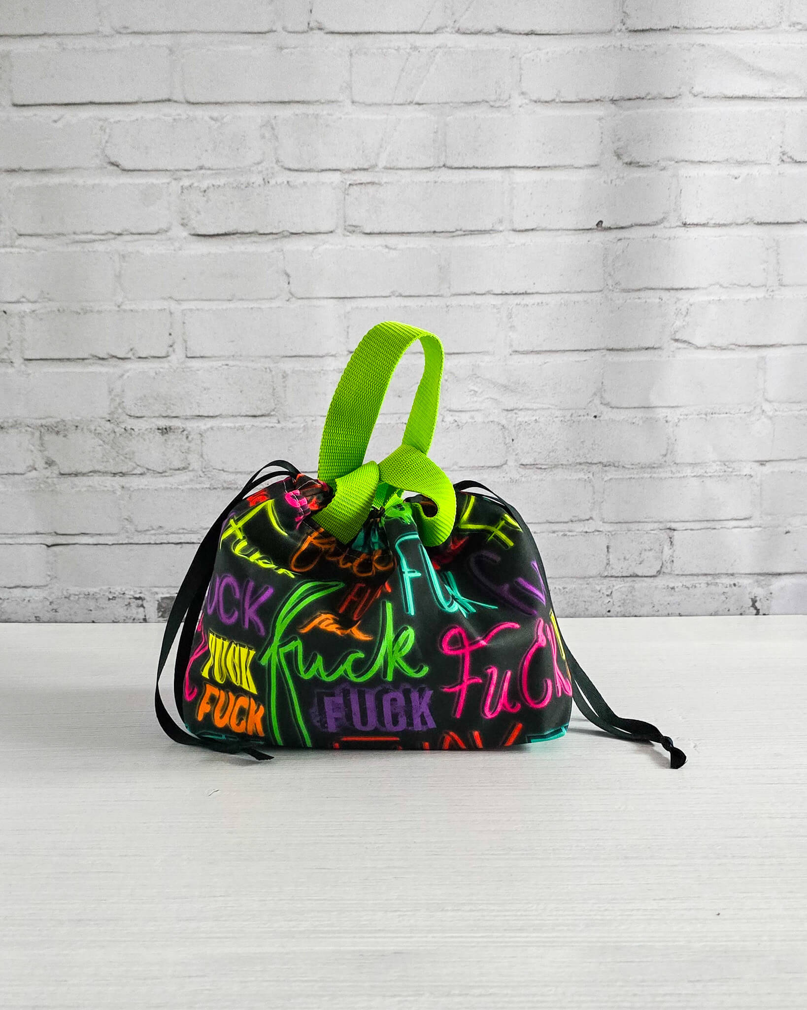 Alva Bag S mit Neon-Schriftzug, kleine Projekttasche für Strickprojekte, handgenäht in Bayern von Nadelmikado