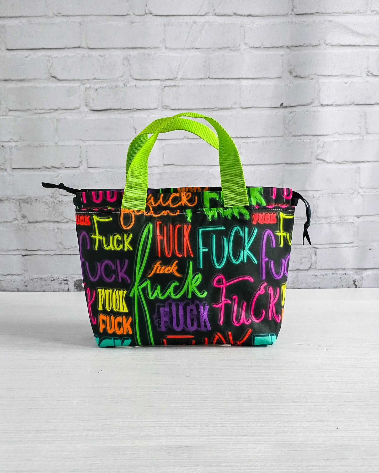 Alva Bag S mit Neon-Schriftzug, kleine Projekttasche für Strickprojekte, handgenäht in Bayern von Nadelmikado
