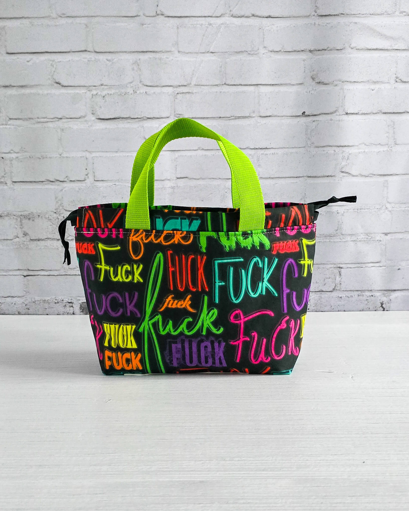 Alva Bag S mit Neon-Schriftzug, kleine Projekttasche für Strickprojekte, handgenäht in Bayern von Nadelmikado
